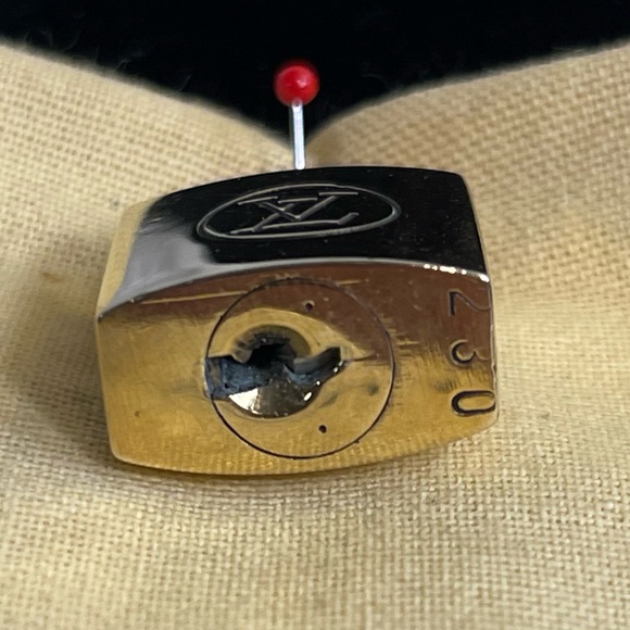 #230 Authentic Louis Vuitton lock & key - Picture 4 of 7